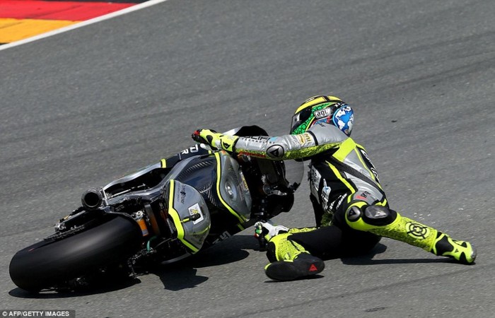 Tay đua Andrea Iannone của đội Speed Master ngã trong cuộc đua Đức Grand Prix.